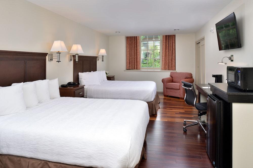 Grand Eastonian Hotel & Suites Easton Exterior photo